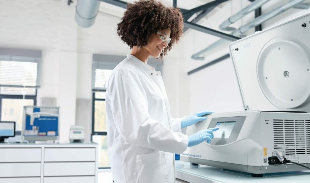 Eppendorf apresenta inovação em centrifugação para facilitar o dia a dia dos usuários em laboratório de análises clínicas