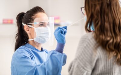 Número de exames e positividade de covid-19 continuam a cair, segundo Abramed