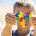 Cerca de 25% dos transtornos de espectro autista são causados por condição genética. Em alguns casos, podem ser acompanhados por doenças metabólicas