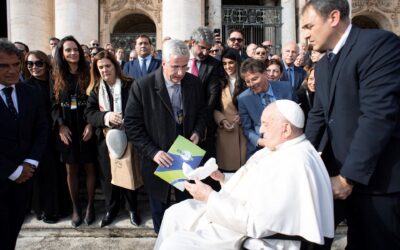 Presidente da CBDL, que também integra diretoria do Ética Saúde, entrega Marco do Consenso ao Papa Francisco