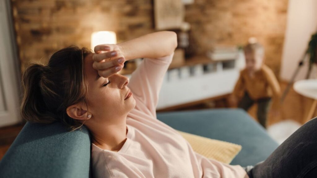 Como os exames podem auxiliar na investigação de causas físicas de fadiga e ansiedade