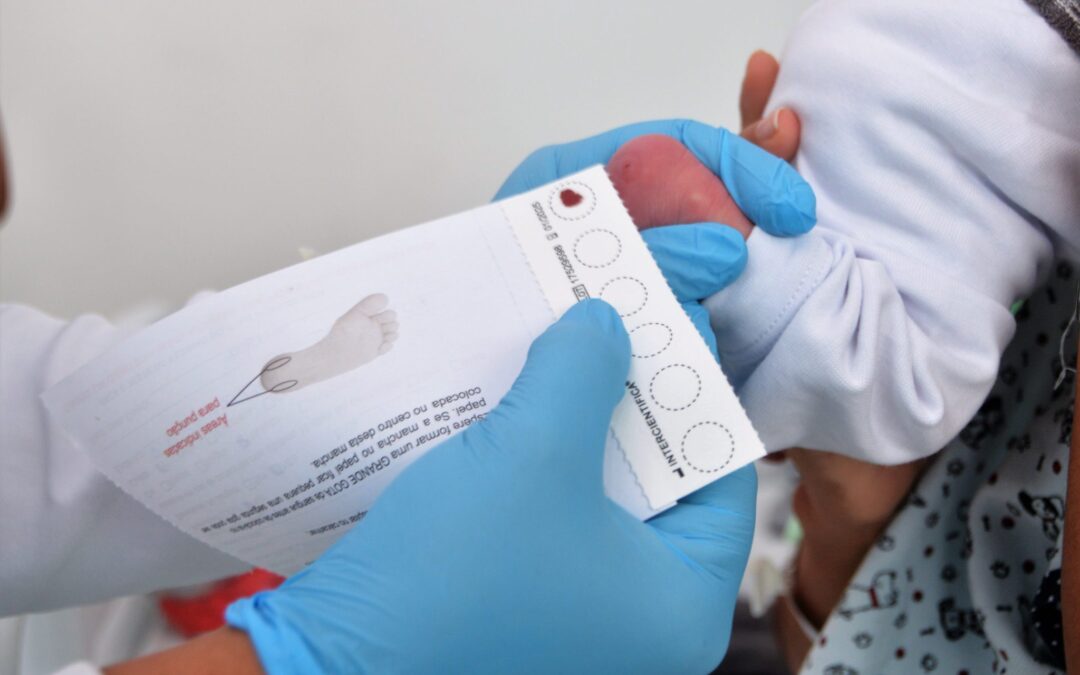 Maioria esmagadora do País não realiza o Teste do Pezinho expandido. O impacto clínico no atraso de coleta, diagnóstico e consulta pode causar sequelas irreversíveis