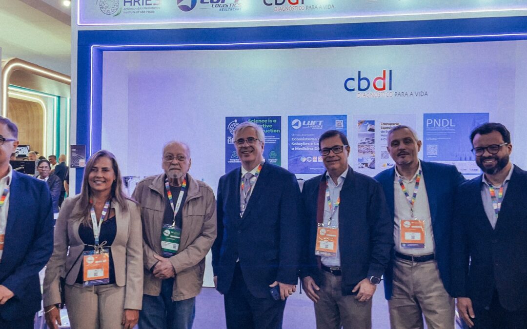 CBDL brinda 35 anos com petit coquetel e descerramento de placa no estande da entidade