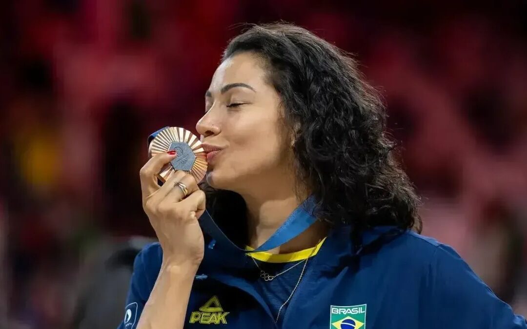 Ex-jogadora da Seleção Brasileira de vôlei, Carolana, revela diagnóstico de câncer do colo do útero: o que saber sobre prevenção e rastreamento